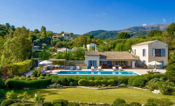 Κέρκυρα: Η εκπληκτική βίλα που κοστίζει 6.250.000 ευρώ και την πουλάει μεγαλοδικηγόρος (εικόνες)